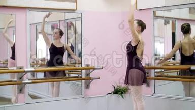 在舞厅里，穿着紫色紧身衣的<strong>年轻</strong>芭蕾舞演员优雅地表演着某种芭蕾舞动作，<strong>气势</strong>恢宏